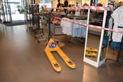 Den Umzug von C&A in das provisorische Zuhause erledigen die Mitarbeiter mit dem ganzen Sortiment grösstenteils zu Fuss. (Bild: Tobias Bruggmann)