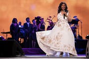 Musikalische Eröffnung eines Filmfestivals: Aretha Franklin singt nach der Premiere des Films «"Clive Davis: The Soundtrack of Our Lives"» an der Eröffnung des 16. Tribeca Film Festival. (Bild: Keystone)