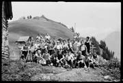 Eine Schulklasse um das Jahr 1950 auf der Schulreise auf dem Schartihöreli. (Bild: Fotoarchiv Aschwanden, Staatsarchiv Uri)