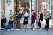 Wer hat hier wen in der Hand? Den sogenannten Digital Natives wird oftmals ein ungesundes Verhältnis zu ihrem Smartphone attestiert – zu Unrecht. (Bild: Robert Alexander/Getty (New York, 22. September 2017))