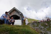 Alphorn- und Schwyzerörgeliklänge des Trios «Echo vo änä durä» untermalten den Berggottesdienst bei der Kapelle Kinzig musikalisch. (Bild: Franz Imholz, Kinzig-Chulm, 15. August 2018)