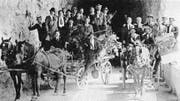 1917 auf dem Weg über die Axenstrasse: Der FC Altdorf fährt zum Freundschaftsspiel nach Brunnen.