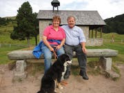 Hedi und Franz Schmid mit ihrem Hund Benji vor der Kapelle Maria Seeberger. Dort haben sie sich vor 17 Jahren das Jawort gegeben. (Bild: Ruedi Wechsler (Langis, 7. August 2018))