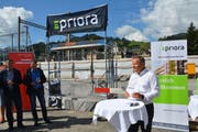 Stefan Domanig, Geschäftsstellenleiter der Priora AG, spricht zu den Gästen. (Bild: Ruben Schönenberger)