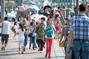 Touristen am Schwanenplatz. (Bild: Nadia Schärli (Luzern, 7. August 2015))