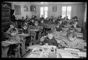 Schulunterricht im März 1954 in einem Klassenzimmer in Unterschächen. (Bild: Fotoarchiv Aschwanden, Staatsarchiv Uri)