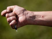Die Zahl der Drogentoten wegen einer Überdosis ist in den USA 2017 erneut angestiegen. (Bild: KEYSTONE/AP/MATT ROURKE)
