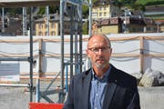 Richard Schmid von der Asga hob die gute Lage der Überbauung hervor. (Bild: Ruben Schönenberger)