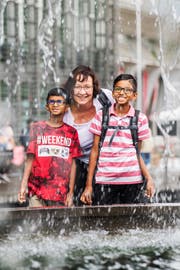 Mentorin Claudia Meier mit den beiden tamilischen Buben Kabizan (links) und Shathuzan auf dem Europaplatz. (Bild: Eveline Beerkircher (Luzern, 14. August 2018))