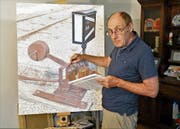 Jean de Clercq malt wirklichkeitsgetreue Werke: Aktuell beschäftigt er sich mit Bahngleisen. (Bild: Romano Cuonz (Stansstad, 9. August 2018))