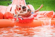 Mit viel Wasser wurde die Rutsche beim Plauschanlass in Märstetten betrieben. Wasserverschwendung. (Bild: Andrea Stalder)