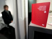 In Lausanne ist ein Paar nicht eingebürgert worden, das unter anderem Handschläge verweigert hatte. (Bild: KEYSTONE/LAURENT GILLIERON)
