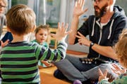 Innert weniger Jahre ist die Anzahl männlicher Lernender in Krippen auf 14 Prozent gestiegen. (Bild: Getty)