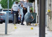 Polizisten sichern den Tatort einer Messerstecherei in Périgueux. (Bild: Arnaud Loth/Keystone; 13. August 2018)