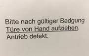 Warnhinweis an der Eingangstür zum Medienzentrum Bundeshaus in Bern. (Bild: Fabian Fellmann, (Bern, 6. August 2018))