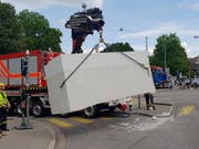 Mit einem Kranwagen hat die Feuerwehr das rund 3,2 Tonnen schwere Betonelement geborgen, das in Basel von einem Lastwagen gefallen war. (Bild: zvg/JSD Basel-Stadt)