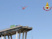 Der Grüne Lastwagen, der beim Brückeneinsturz in Genua kurz vor der Abbruchstelle zum Stehen kam, ist unterdessen abtransportiert worden. (Bild: KEYSTONE/AP Italian Firefighters/Vigili del Fuoco)