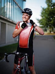 Stephan Schleiss rüstet sich während der warmen Jahreszeit nach Möglichkeit zweimal in der Woche für Touren mit dem Veloclub Steinhausen. (Bild: Stefan Kaiser (Steinhausen, 24. Juli 2018))