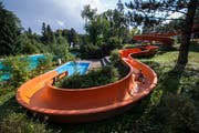 Die älteste Rutschbahn in der Zimmeregg-Badi wird erneuert und zum Nichtschwimmerbecken verlegt. Bild: Dominik Wunderli (Littau, 17. August 2018)