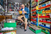 Michel Richter, der schweizweit dienstälteste DJ, bei sich zu Hause in Horw. (Bild: Philipp Schmidli, 24. Juli 2018)