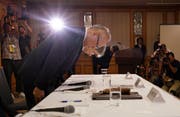 Universitäts-Repräsentanten Tetsuo Yukioka (vorne) und Keisuke Tomizawa verbeugen sich anlässlich der Pressekonferenz zu den Prüfungs-Manipulationen.Bild: Eugene Hoshiko/AP (Tokio, 7. August 2018)