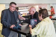 Hat viel zu erzählen: Christoph Meili (links) im Gespräch mit Besuchern der Vorpremiere des ihm gewidmeten Dokumentarfilms. (Bild: Boris Bürgisser, Altdorf, 17. August 2018)