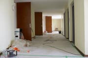 Blick in einen Gang: Die typischen, geschosshohen Wohnungstüren bleiben erhalten.