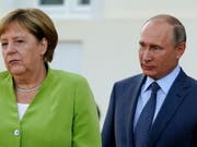 Die deutsche Kanzlerin Angela Merkel (links) und Russlands Präsident Wladimir Putin bei ihrem Treffen in der Nähe von Berlin. (Bild: KEYSTONE/EPA/ALEXANDER BECHER)