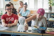 Ein Avatar des Typs AV1, ein kleiner Roboter, vertritt Céline Wüst in den nächsten Monaten in der Schule. (Bild: Hanspeter Schiess (Trogen, 16. August 2018))