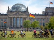   The major coalition in Germany would come according to a recent survey, no longer an absolute majority. (Archivbild Reichstag) (Photo: KEYSTONE / EPA / OMER MESSINGER) 