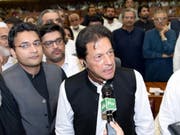 Pakistans neuer Regierungschef Imran Khan bei der Parlamentssitzung, in der er ins Amt des Ministerpräsidenten gewählt wurde. (Bild: KEYSTONE/EPA PID HANDOUT)
