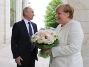 Der russische Präsident Wladimir Putin trifft am heutigen Samstag die deutsche Kanzlerin Angela Merkel, um über die Konflikte der Welt zu diskutieren. (Bild: KEYSTONE/EPA SPUTNIK POOL/MICHAEL KLIMENTYEV / POOL)