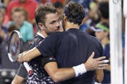 Roger Federer rang nach einem langen Tag kurz vor Mitternacht in einem spektakulären Thriller Stan Wawrinka nieder (Bild: KEYSTONE/AP/JOHN MINCHILLO)