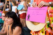 Solidaritätskundgebung für Gewaltopfer. Bild: Jean-Christophe Bott/Keystone (Lausanne, 12. August 2018)