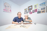 Nadia Martschini und ihr Sohn Ludek junior blättern in einem Erinnerungsalbum. (Bild: Pius Amrein/ZVG (Luzern, 13. August 2018))