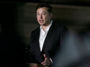 Die Aktien des Tesla-Konzerns gehen an der Börse weiter auf Talfahrt, nachdem sich der Chef und Gründer des Unternehmens Elon Musk in einem Interview geäussert hatte. (Bild: KEYSTONE/AP/KIICHIRO SATO)
