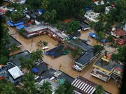 Wegen der schlimmsten Flut seit 100 Jahren sind in Südindien Hunderttausende vom Wasser eingeschlossen. (Bild: KEYSTONE/EPA/PRAKASH ELAMAKKARA)