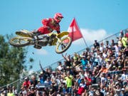 Spektakel pur: Jeremy Seewer mit einem Sprung vor der Tribüne in Frauenfeld (Bild: KEYSTONE/BENJAMIN MANSER)