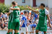 Jubelnde St.Galler nach dem 2:0 durch Cedric Itten (Nr. 13). (Bild: Keystone)