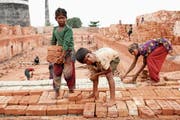 Die Konzernverantwortungsinitiative verlangt schärfere Regeln für im Ausland tätige Schweizer Firmen. (Bild: A. Abdullah/EPA (Dhaka, 1. Juni 2016))