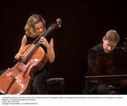 Start der Artiste Etoile: Cellistin Sol Gabetta (am Hammerflügel: Kristian Bezuidenhout). Bild: LF/Priska Ketterer