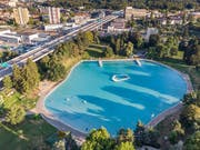 Das Becken des Freibads Weyermannshaus aus Dronenperspektive. (Bild: KEYSTONE/THOMAS HODEL)