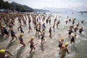 Knapp 500 Schwimmer starten zur 1,1 Km langen Seeueberquerung Luzern vom Lido zum Strandbad Tribschen. (KEYSTONE/Urs Flueeler (Luzern, 19. August 2018))