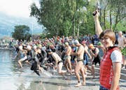Linda Indergand schickt die Triathleten zur ersten Disziplin ins Wasser des Lauerzersees. (Bild: Josef Mulle, (Seewen, 18. August 2018)