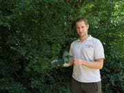 Revierförster Renaldo Vanzo: Den Wald auf wärmere Zeiten vorbereiten. (Bild: Richard Clavadetscher)