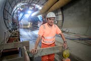 Oberbauleiter Kurt Waber im vorderen und bereits fertig verkleideten Teil des Tunnels der Südumfahrung Küssnacht. (Bild: Pius Amrein, 31. Juli 2018)