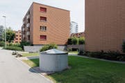 An der Witenwisstrasse in Gossau gehören Unterflurbehälter schon zum Stadtbild. (Bild: Thomas Hary)