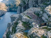 Rund 1800 eingefleischte «Mission-Impossible»-Fans pilgerten am Mittwochabend zur Filmpremiere auf den Preikestolen. Der Berg ist in der neusten Folge der Actionfilmreihe zu sehen. (Bild: Keystone/AP NTB scanpix/CARINA JOHANSEN)