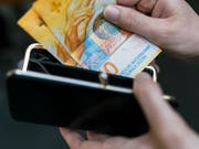 Die weltwirtschaftlichen Risiken dämpfen die Konsumlust der Schweizer. (Bild: KEYSTONE/CHRISTIAN BEUTLER)