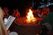 Auch Singen am BiPi-Feuer gehörte zum Lageralltag. (Bild: PD, Tenniken, Juli 2018)